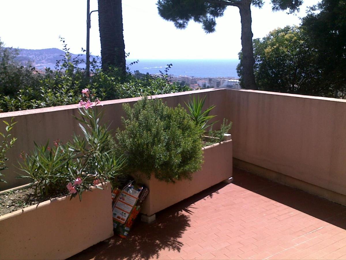 Relaxing Place with wonderful view...calme avec vue magnifique sur la baie des anges, mais en campagne à 12 minutes de la Promenade des Anglais Nice Extérieur photo