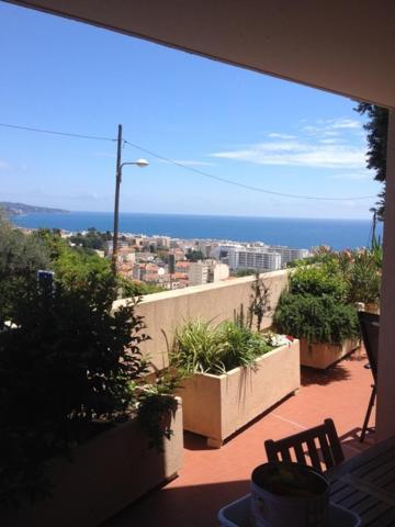 Relaxing Place with wonderful view...calme avec vue magnifique sur la baie des anges, mais en campagne à 12 minutes de la Promenade des Anglais Nice Extérieur photo
